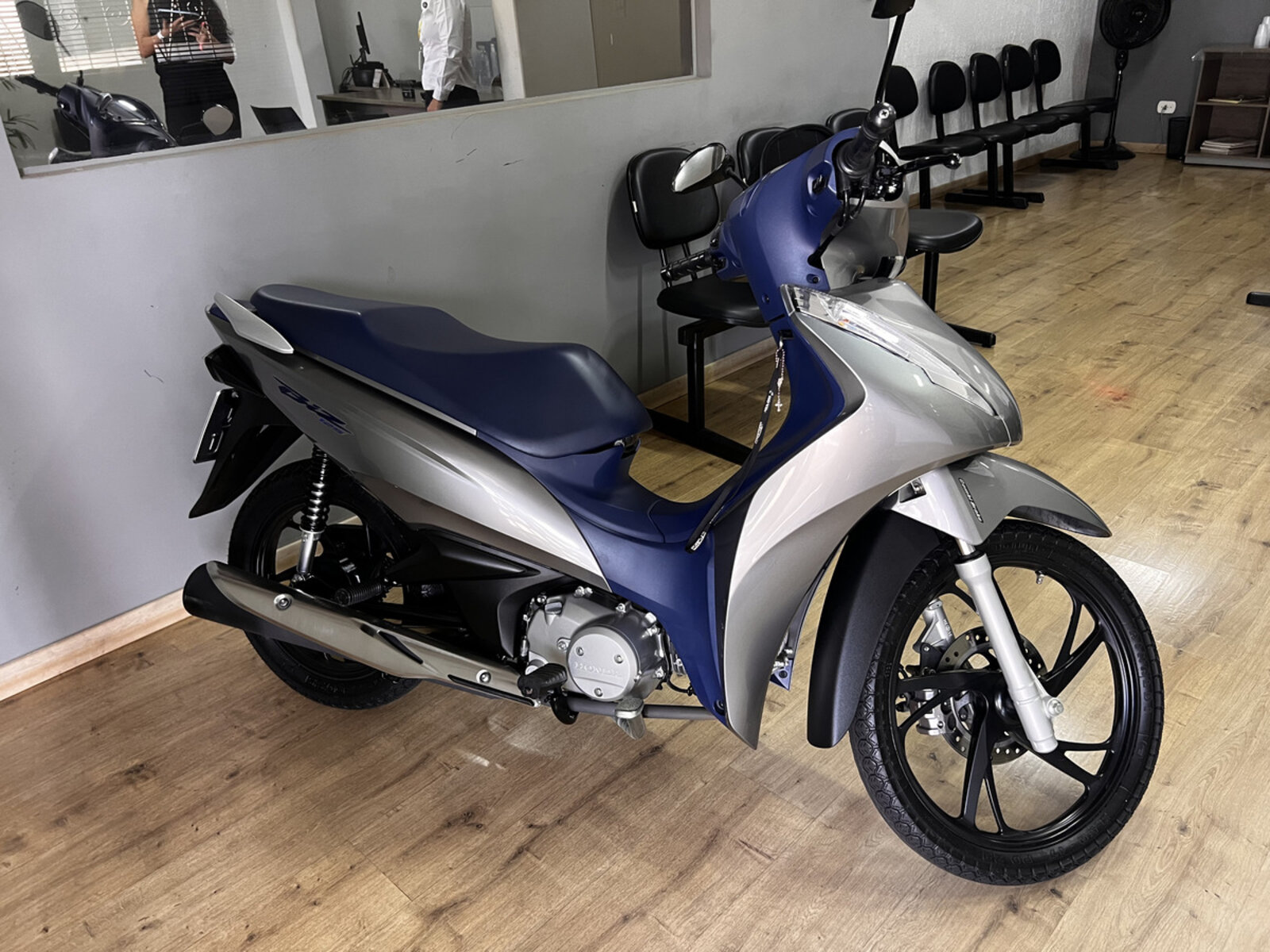 Honda Biz prata e azul para aulas de moto categoria A